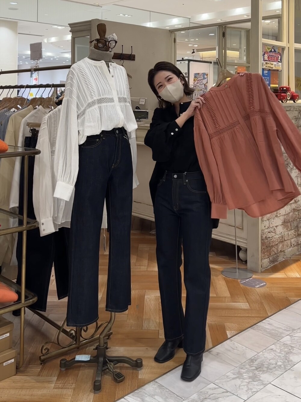 ブラック系のシャツ/ブラウス、ブルー系のデニムパンツを着用したレディースの冬コーディネートの5枚目の写真