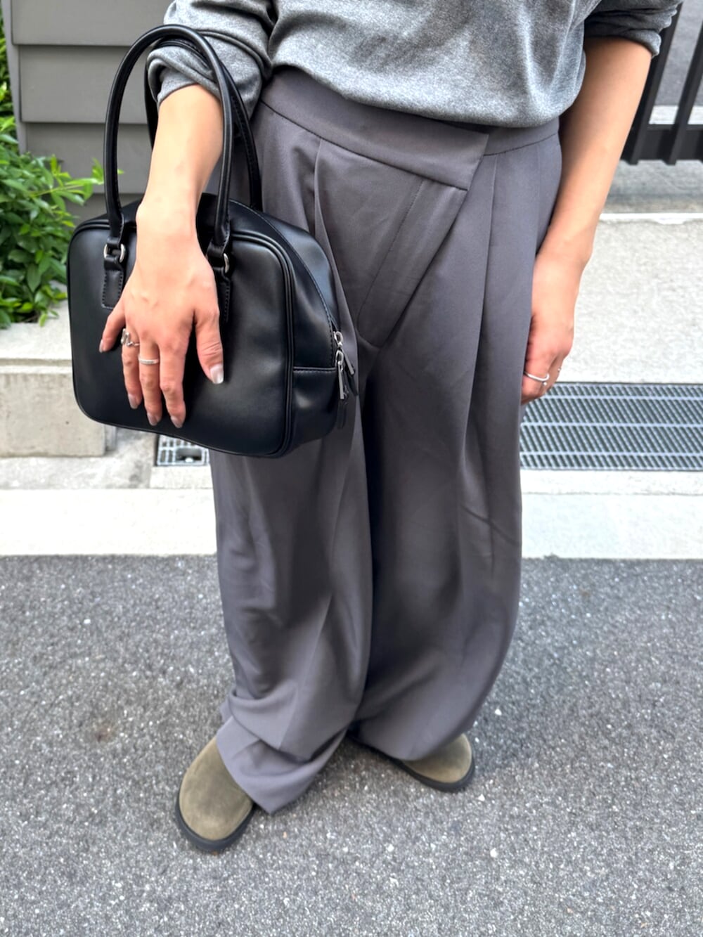 グレー系のその他パンツ、ベージュ系のスリッポン、ブラック系のハンドバッグを着用したレディースの夏コーディネートの10枚目の写真