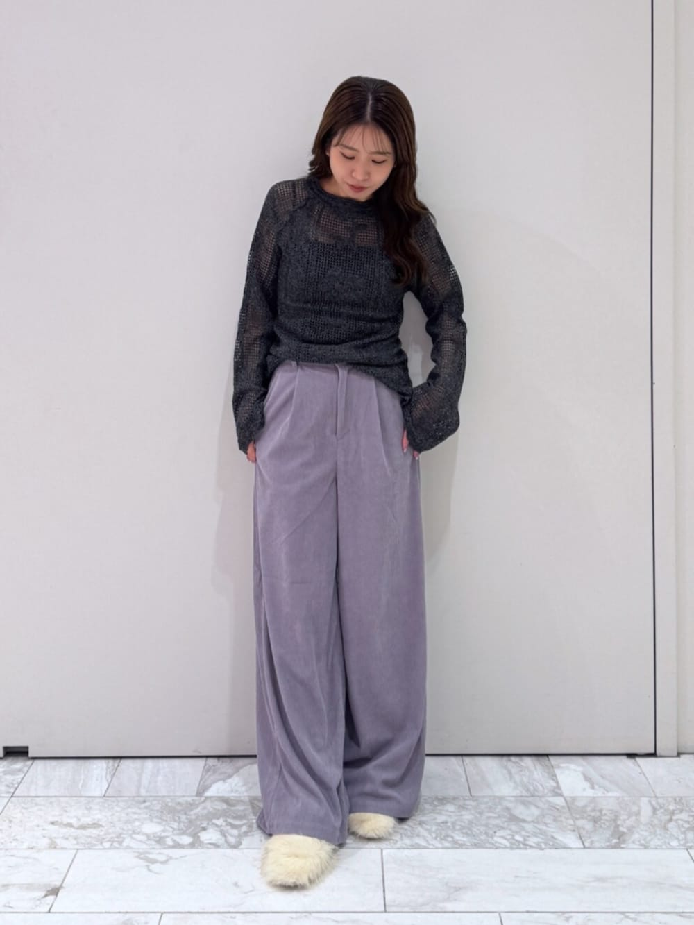 パープル系のその他パンツ、ホワイト系のその他シューズ、ブラック系のニット/セーターを着用したレディースの夏コーディネートの8枚目の写真