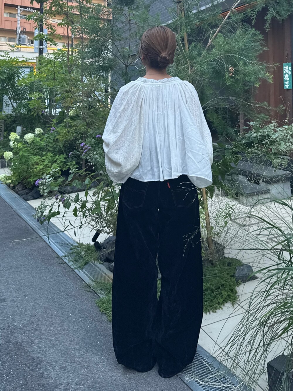 ホワイト系のシャツ/ブラウス、ブラック系のデニムパンツ、ブラック系のスリッポンを着用したレディースの夏コーディネートの4枚目の写真