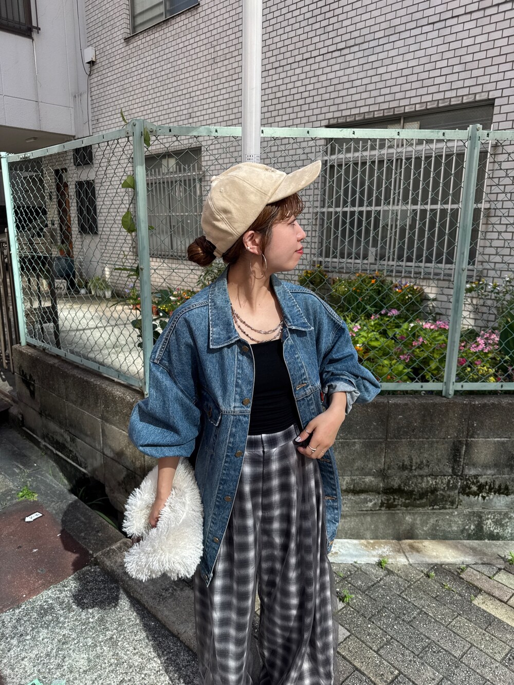 ブルー系のデニムジャケット、その他のその他パンツ、ホワイト系のハンドバッグを着用したレディースの夏コーディネートの8枚目の写真