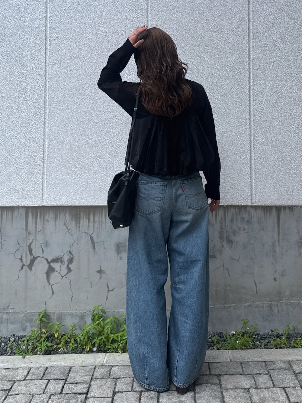 ブルー系のデニムパンツ、ブラック系のキャミソール、ブラック系のニット/セーターを着用したレディースの夏コーディネートの4枚目の写真