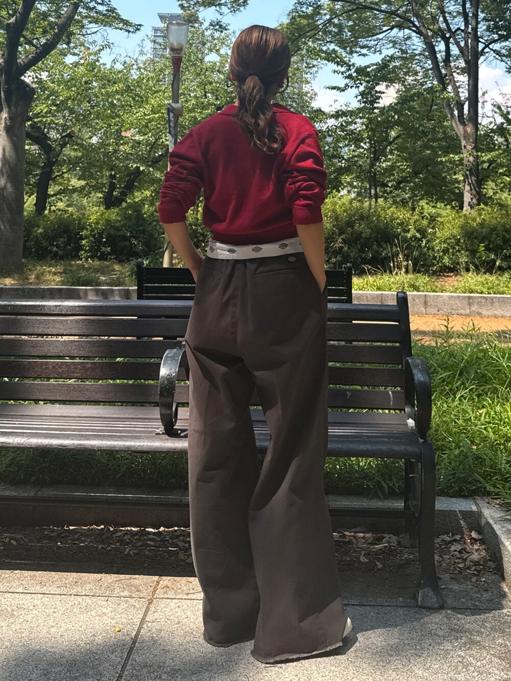 レッド系のカーディガン/ボレロ、ホワイト系のその他パンツを着用したレディースの秋コーディネートの2枚目の写真