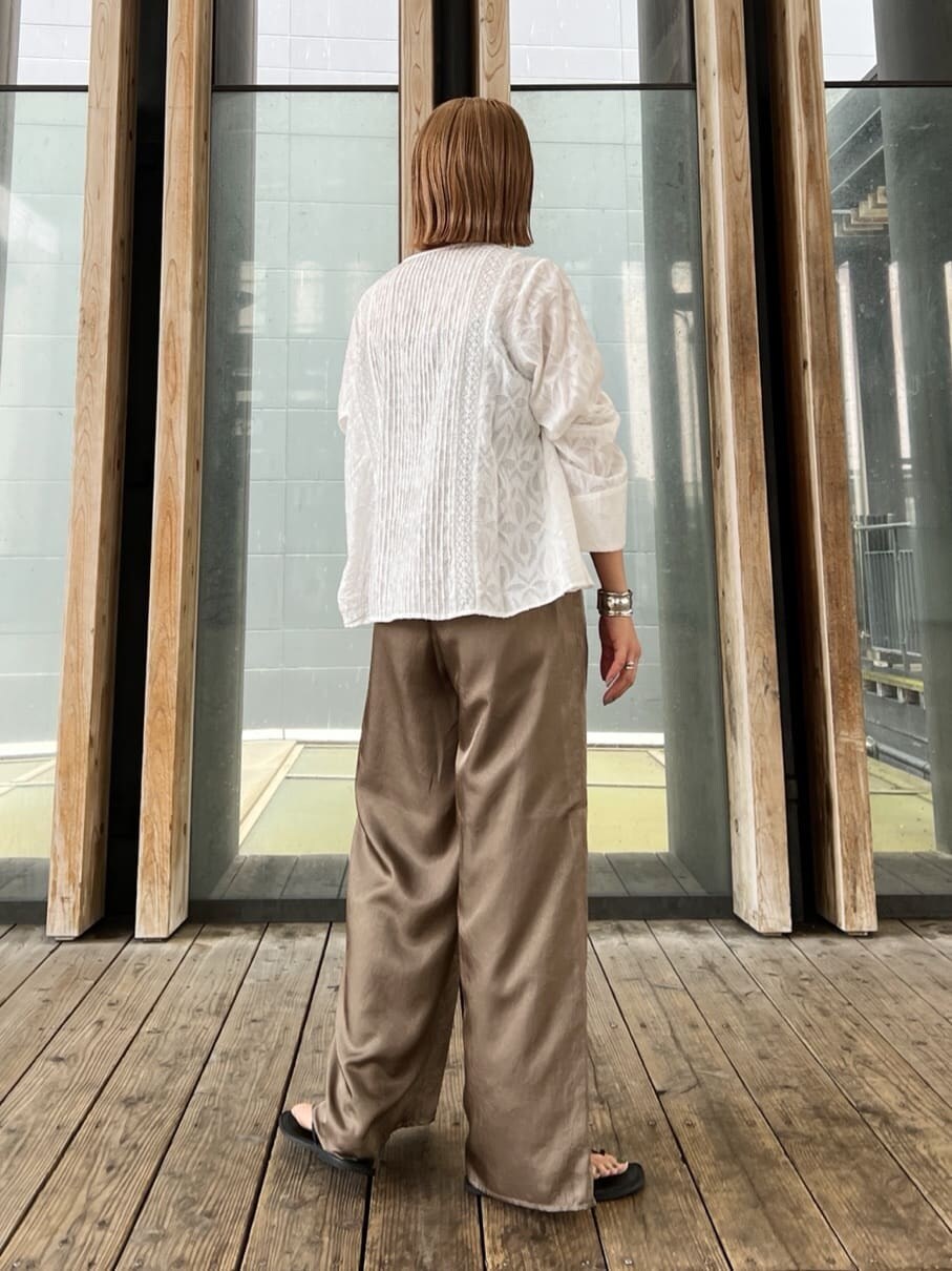 ホワイト系のシャツ/ブラウス、ブラック系のサンダル、ブラウン系のその他パンツを着用したレディースの春コーディネートの4枚目の写真