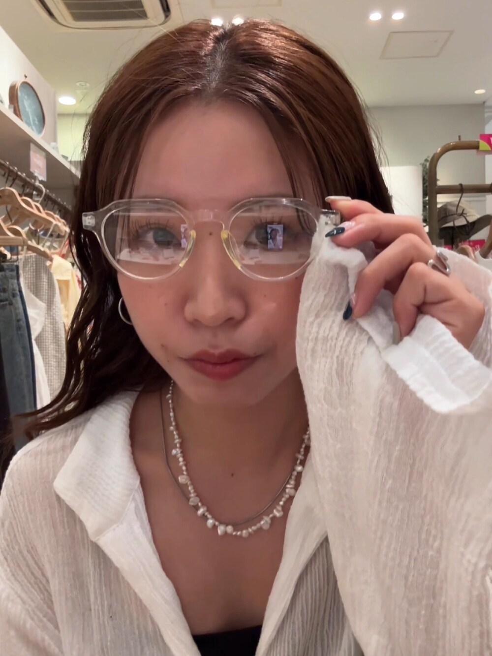 ホワイト系のシャツ/ブラウス、グリーン系のエコバッグ/サブバッグ、ゴールド系のローファーを着用したレディースの夏コーディネートの3枚目の写真