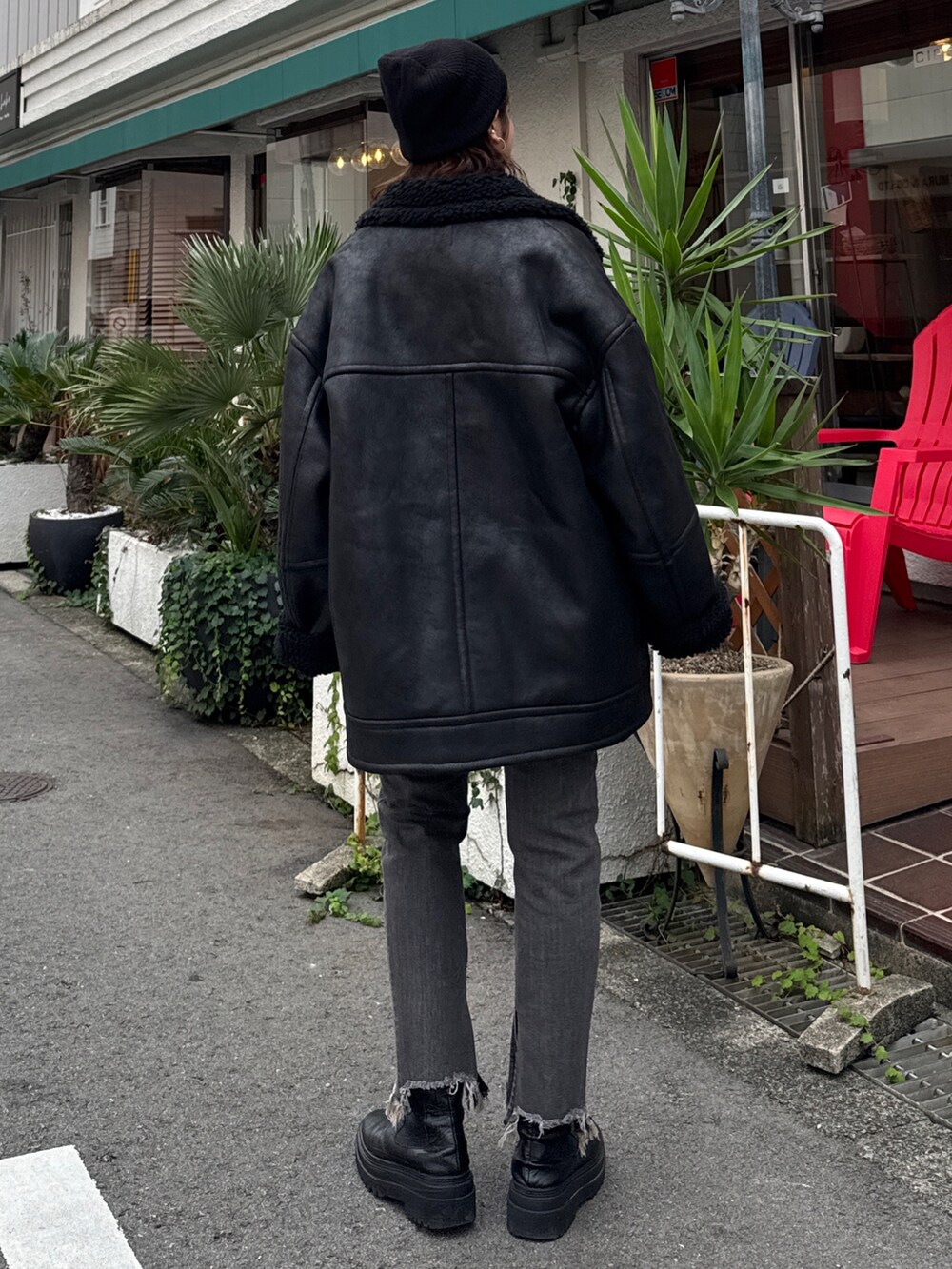 ホワイト系のシャツ/ブラウス、ブラック系のデニムパンツ、ブラック系のブルゾンを着用したレディースの秋コーディネートの6枚目の写真