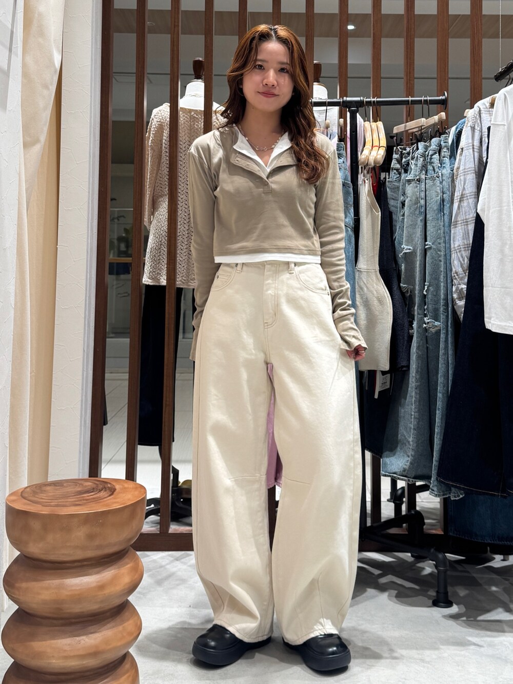 ホワイト系のデニムパンツ、ベージュ系のTシャツ/カットソーを着用したレディースの春コーディネートの5枚目の写真