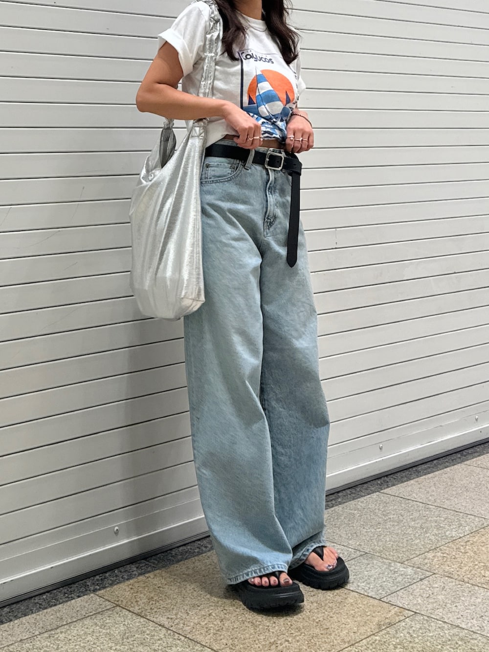 ブルー系のデニムパンツ、ホワイト系のTシャツ/カットソー、ブラック系のベルトを着用したレディースの夏コーディネートの5枚目の写真