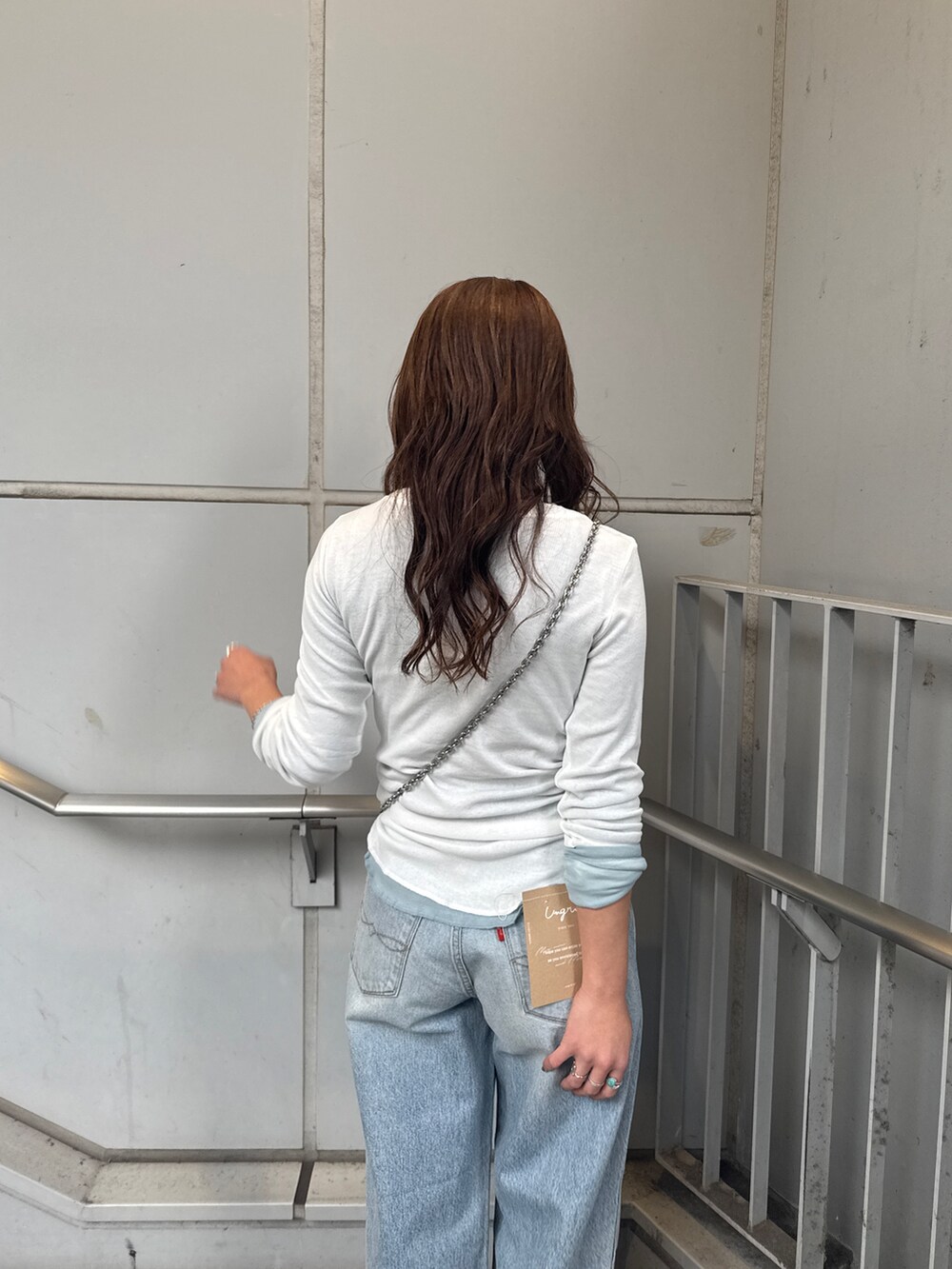 ブルー系のデニムパンツ、ホワイト系のTシャツ/カットソー、ブルー系のTシャツ/カットソーを着用したレディースの冬コーディネートの9枚目の写真