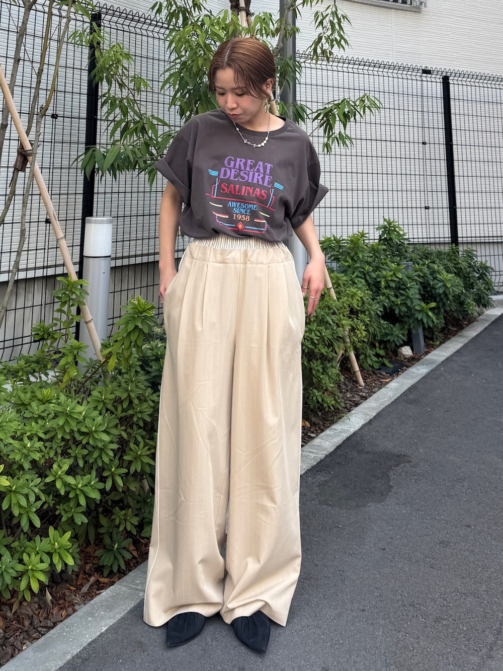 ベージュ系のその他パンツ、グレー系のTシャツ/カットソー、ブラック系のパンプスを着用したレディースの春コーディネートの4枚目の写真