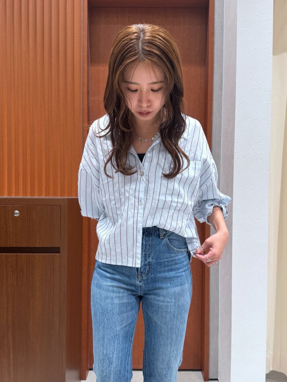 ブルー系のデニムパンツ、ブルー系のシャツ/ブラウスを着用したレディースの夏コーディネートの5枚目の写真
