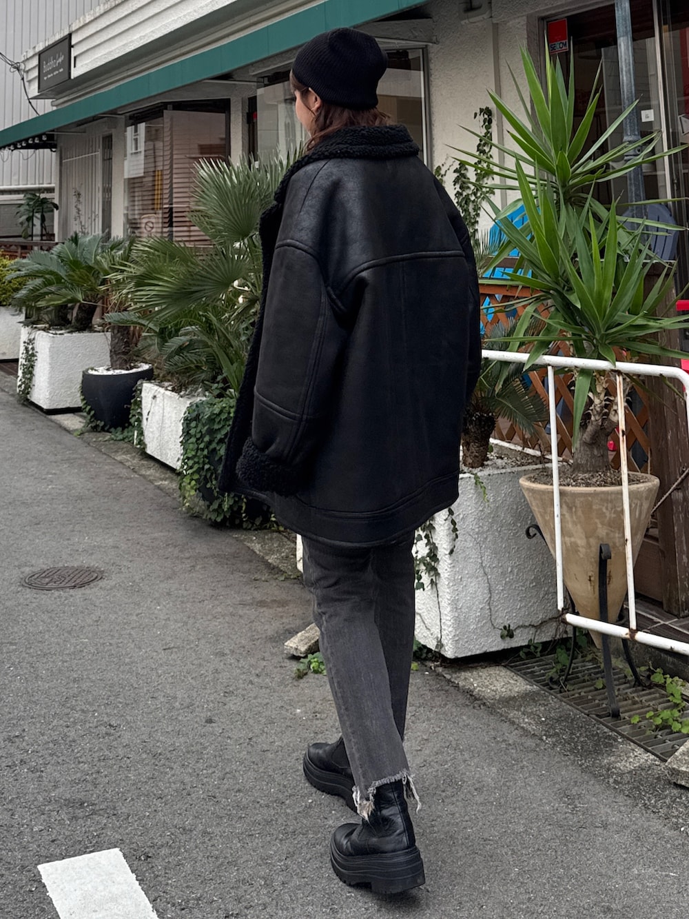 ホワイト系のシャツ/ブラウス、ブラック系のデニムパンツ、ブラック系のブルゾンを着用したレディースの秋コーディネートの7枚目の写真