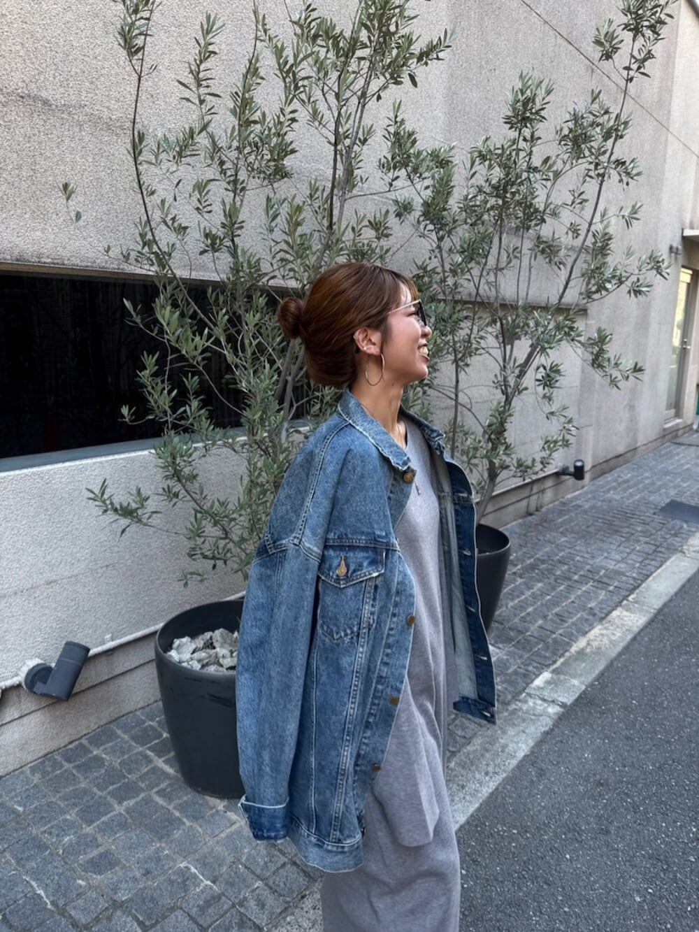 ベージュ系のデニムパンツ、グレー系のワンピース、ブルー系のデニムジャケットを着用したレディースの夏コーディネートの8枚目の写真