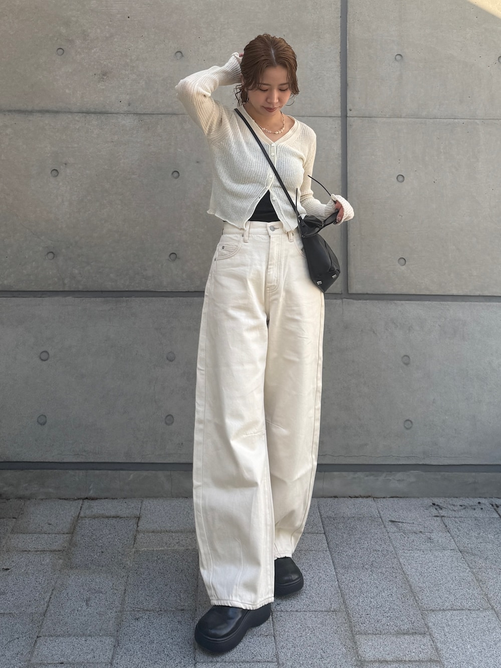 ホワイト系のカーディガン/ボレロ、ホワイト系のデニムパンツを着用したレディースの春コーディネートの2枚目の写真