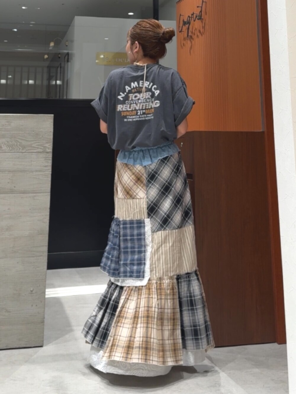 グレー系のTシャツ/カットソー、ブラック系のサンダル、その他のスカートを着用したレディースの春コーディネートの5枚目の写真