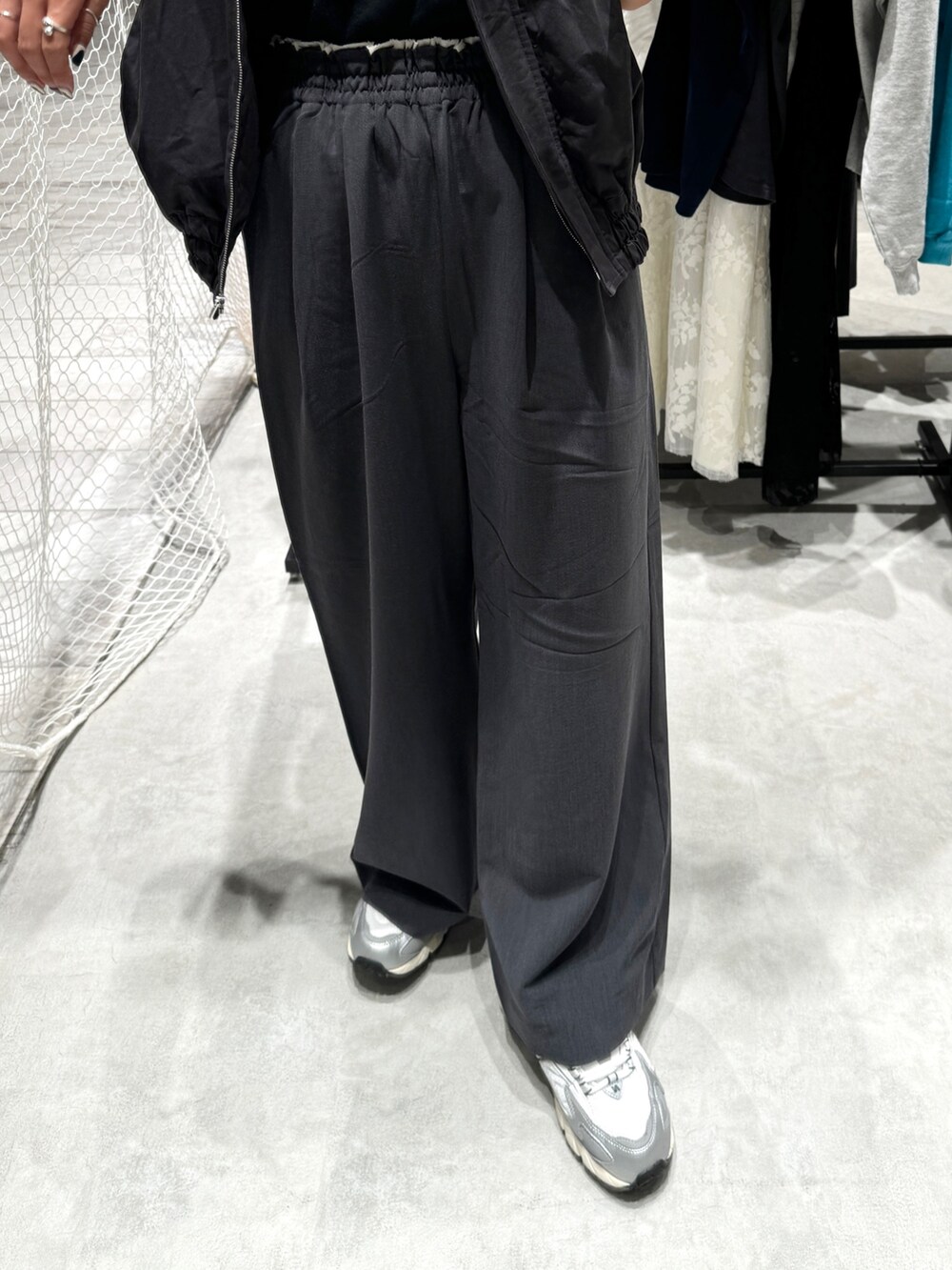 グレー系のその他パンツ、ブラック系のキャミソール、グレー系のベストを着用したレディースの秋コーディネートの6枚目の写真