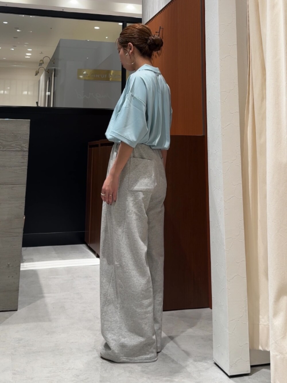 グレー系のスウェットパンツ、ブルー系のシャツ/ブラウスを着用したレディースの春コーディネートの6枚目の写真