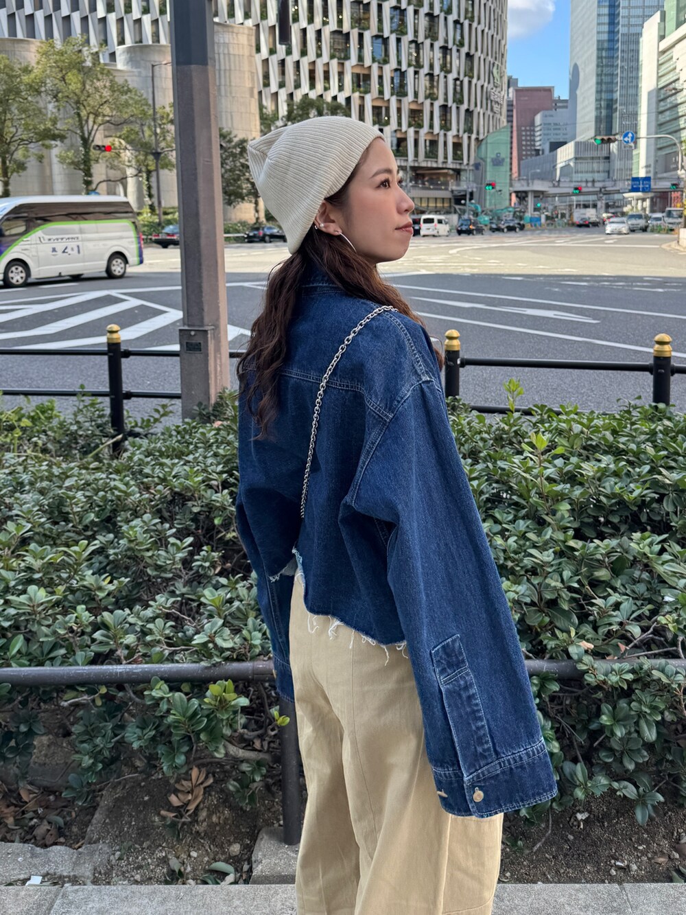 ベージュ系のチノパンツ、ブルー系のシャツ/ブラウスを着用したレディースの冬コーディネートの8枚目の写真
