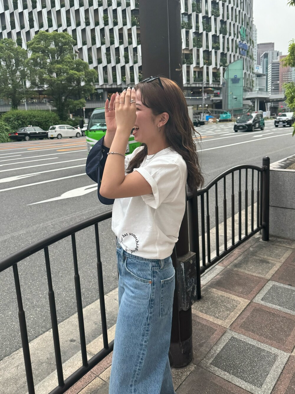 ホワイト系のTシャツ/カットソー、ブルー系のデニムパンツを着用したレディースの夏コーディネートの7枚目の写真