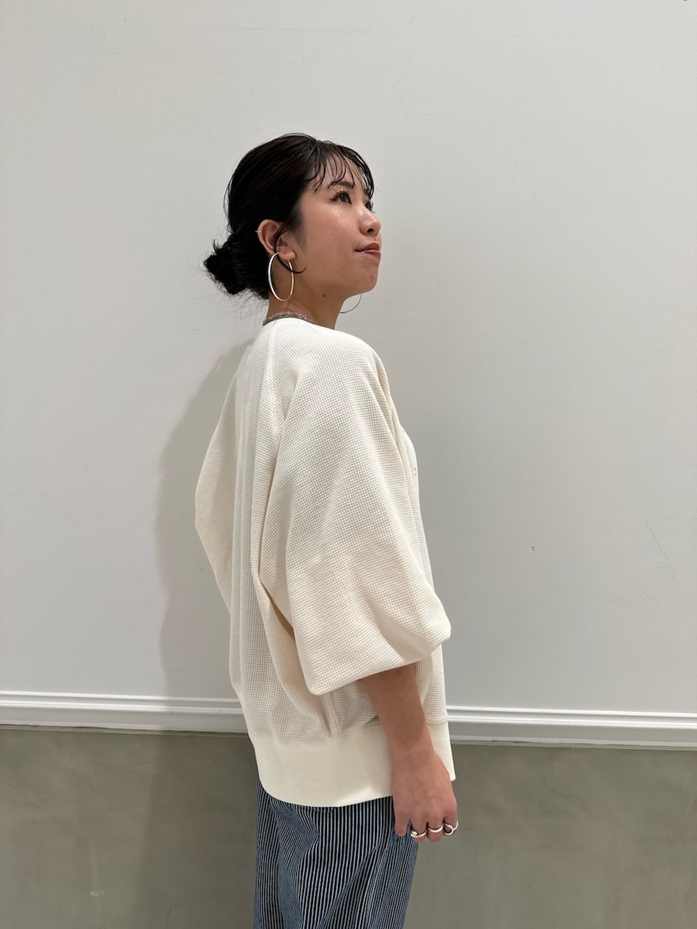 その他のデニムパンツ、ホワイト系のカーディガン/ボレロを着用したレディースの冬コーディネートの7枚目の写真