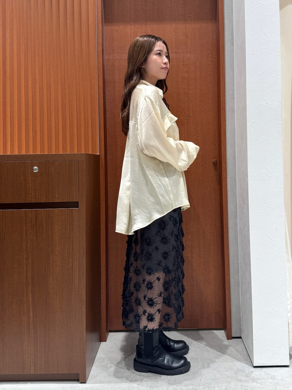 イエロー系のシャツ/ブラウス、グレー系のその他パンツ、ブラック系のスカートを着用したレディースの秋コーディネートの2枚目の写真