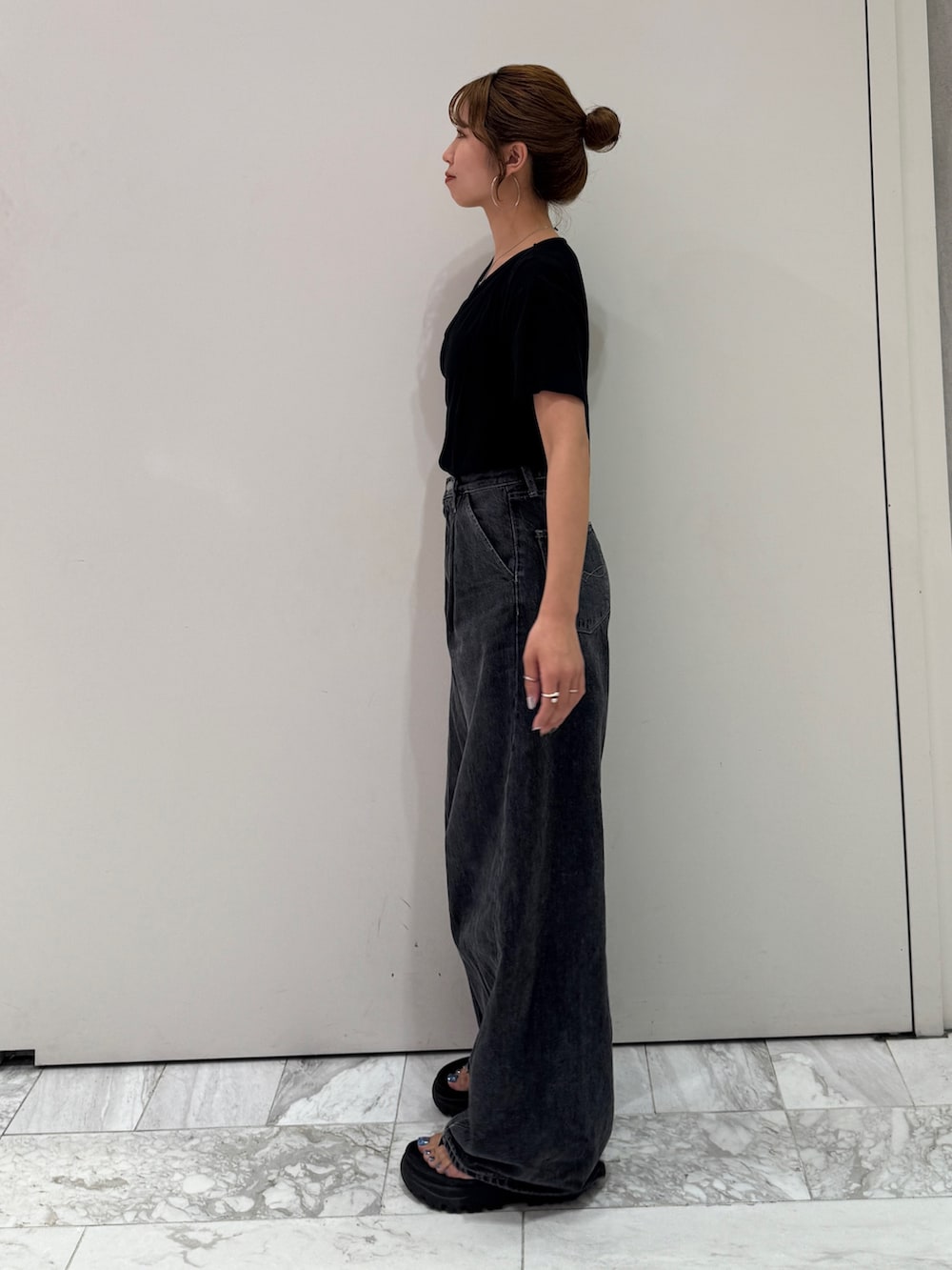 ブラック系のデニムパンツ、ブラック系のTシャツ/カットソーを着用したレディースの夏コーディネートの4枚目の写真