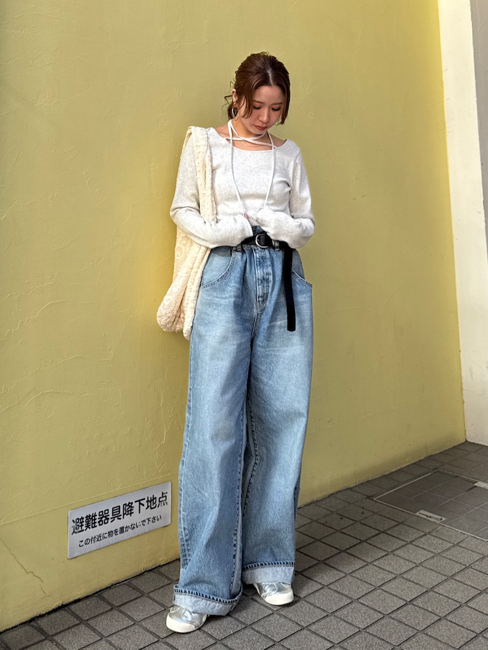 ブルー系のデニムパンツ、グレー系のTシャツ/カットソーを着用したレディースの春コーディネートの6枚目の写真