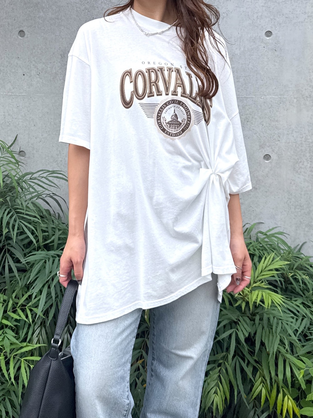 ホワイト系のTシャツ/カットソー、ブルー系のデニムパンツ、ブラウン系のその他シューズを着用したレディースの夏コーディネートの7枚目の写真
