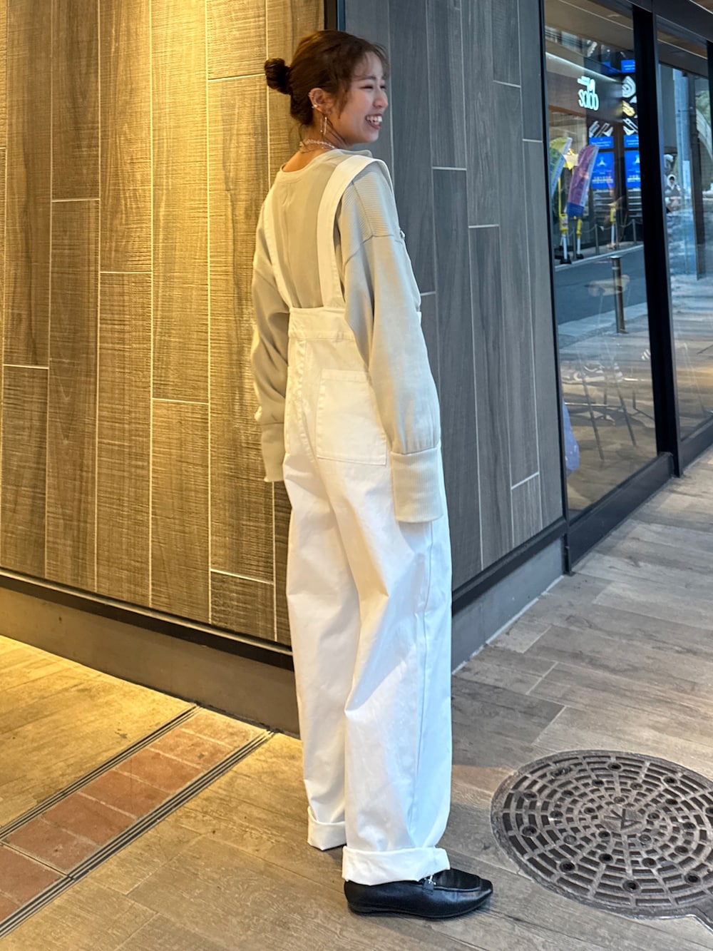 ホワイト系のつなぎ/オールインワン、グレー系のTシャツ/カットソー、その他のネックレスを着用したレディースの冬コーディネートの4枚目の写真