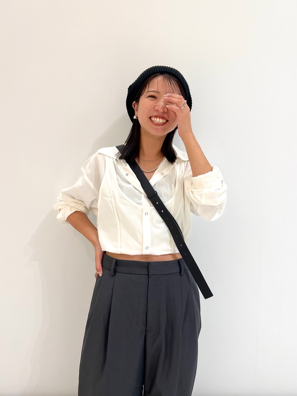 ホワイト系のシャツ/ブラウス、グレー系のその他パンツ、ブラック系のショルダーバッグを着用したレディースの秋コーディネートの9枚目の写真