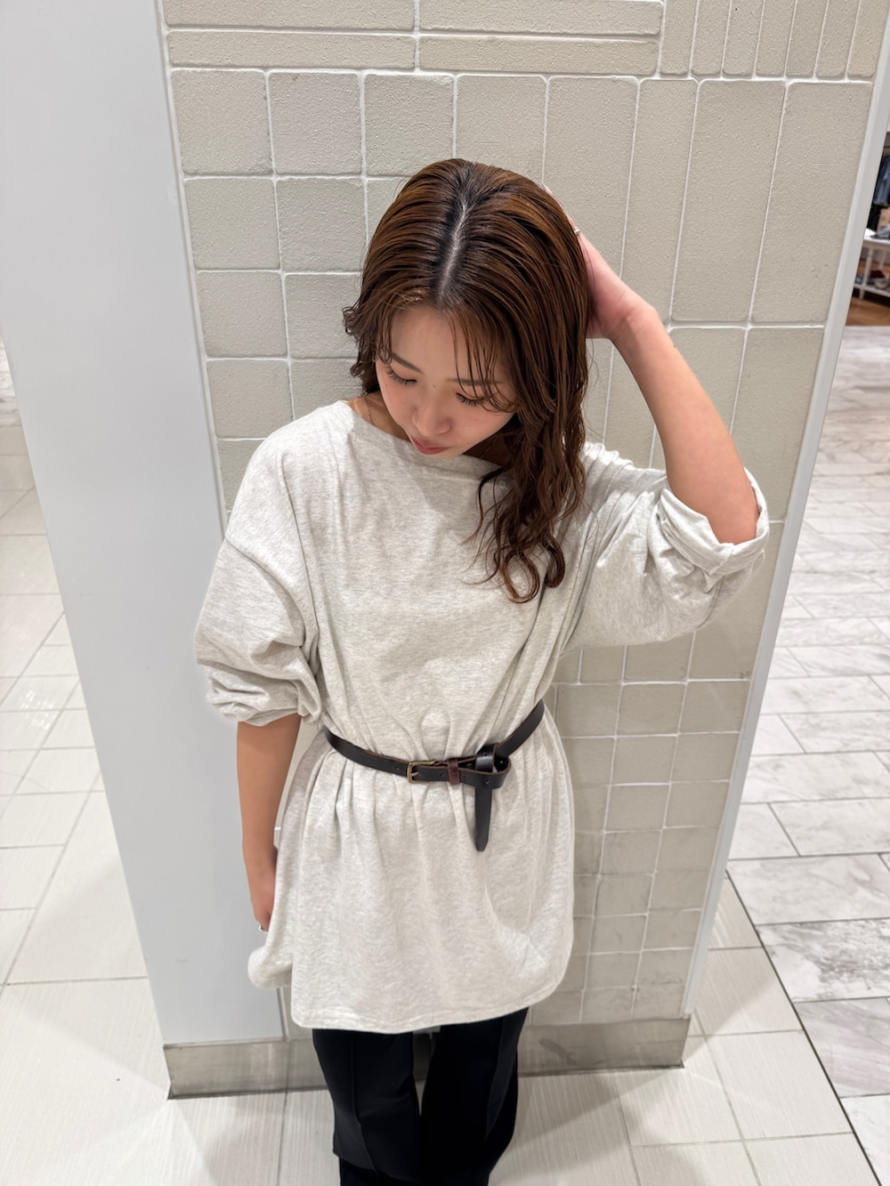 グレー系のTシャツ/カットソー、ブラック系のその他パンツを着用したレディースの春コーディネートの7枚目の写真