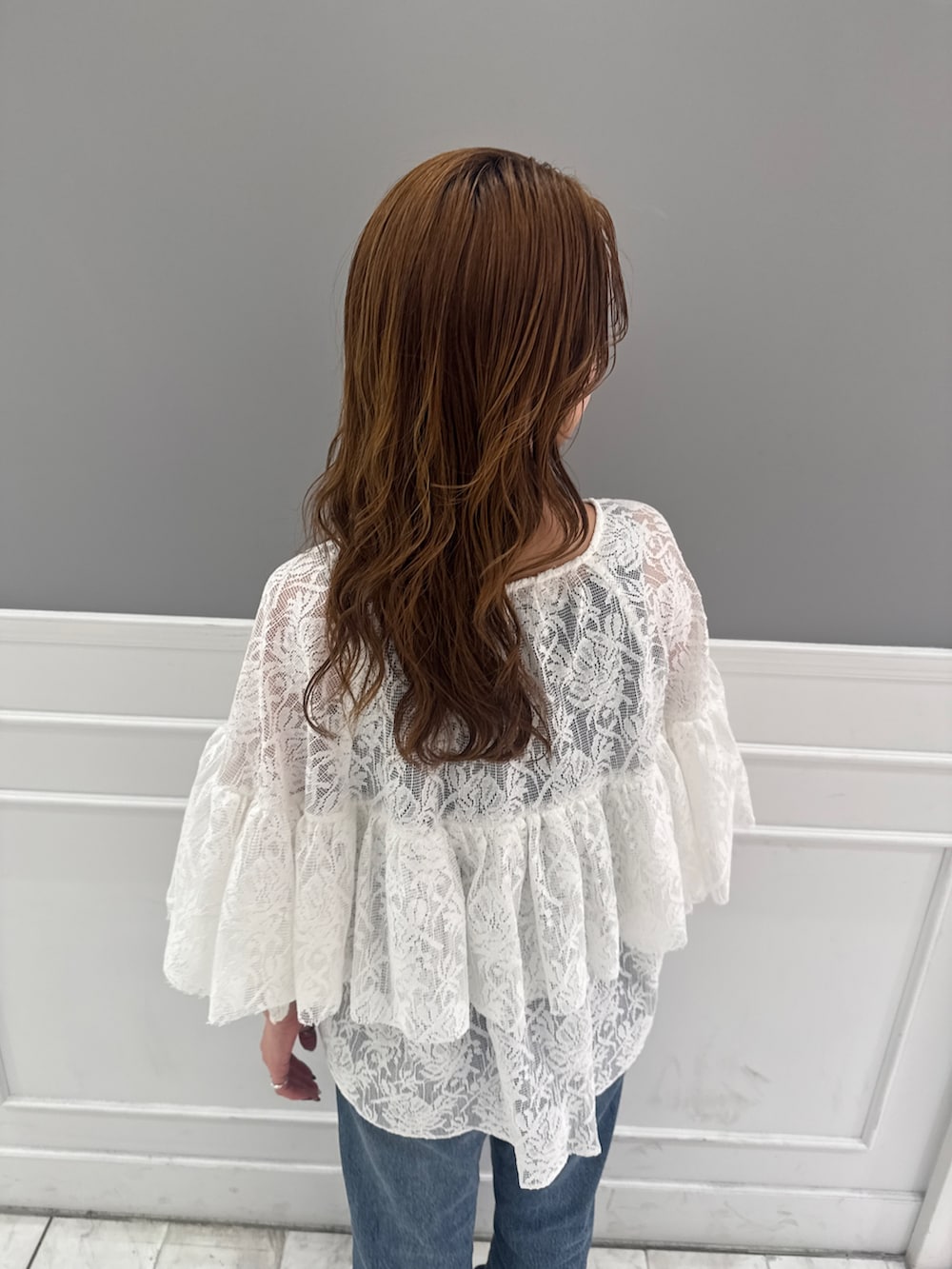 ブルー系のデニムパンツ、ホワイト系のシャツ/ブラウス、ブラック系のサンダルを着用したレディースの春コーディネートの5枚目の写真