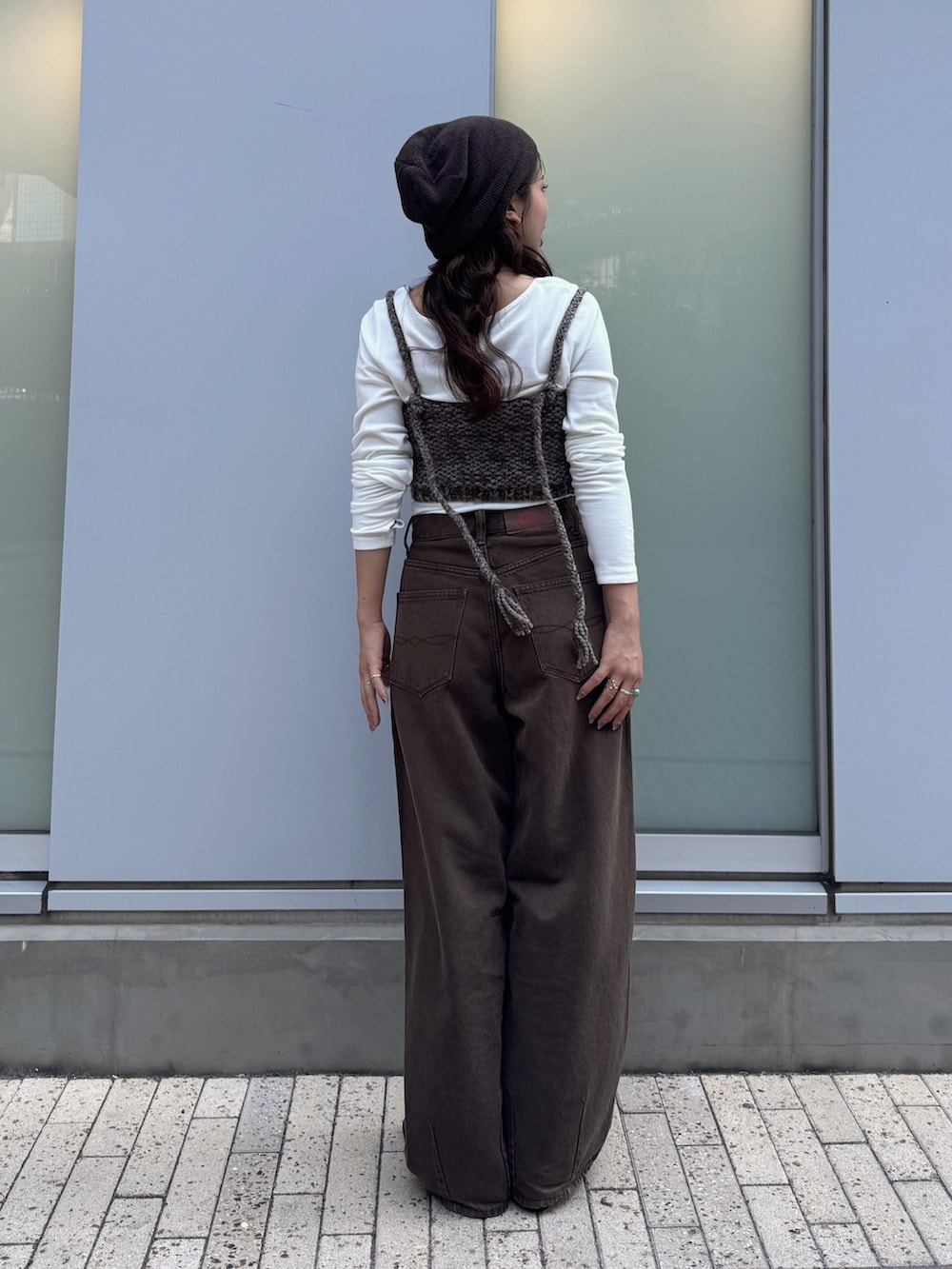 ブラウン系のデニムパンツ、ブラウン系のキャミソール、ホワイト系のTシャツ/カットソーを着用したレディースの秋コーディネートの4枚目の写真