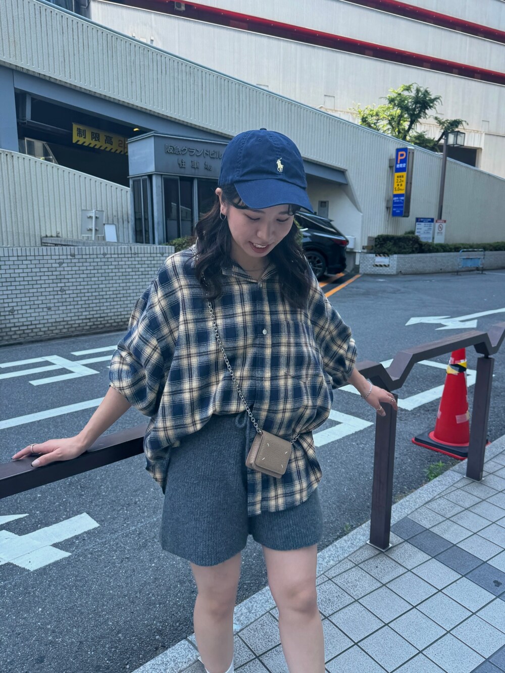 ブルー系のシャツ/ブラウス、グレー系のその他パンツを着用したレディースの夏コーディネートの6枚目の写真