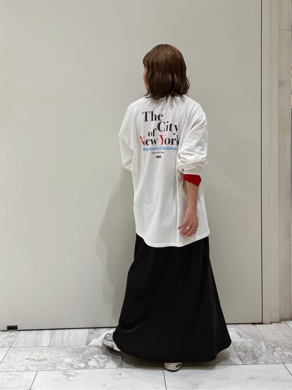 ブラック系のスカート、ブラック系のMA-1、レッド系のニット/セーターを着用したレディースの秋コーディネートの9枚目の写真