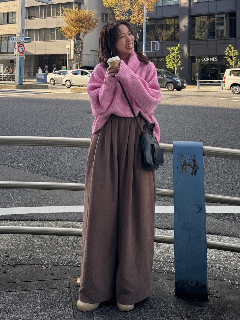 ブラウン系のその他パンツ、ピンク系のニット/セーターを着用したレディースの秋コーディネートの9枚目の写真