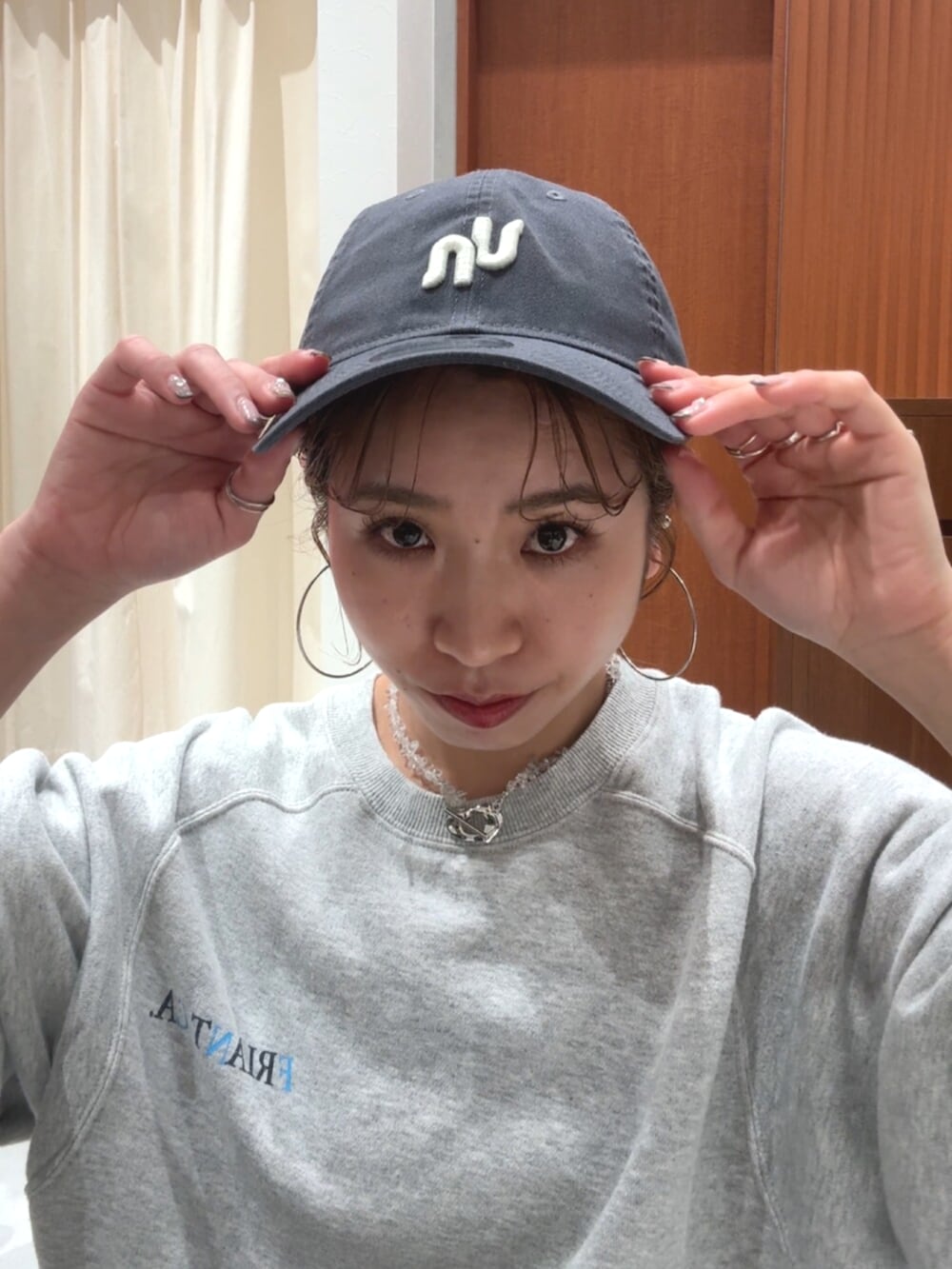 ブラック系のスカート、ブルー系のデニムジャケット、グレー系のスウェットを着用したレディースの春コーディネートの9枚目の写真