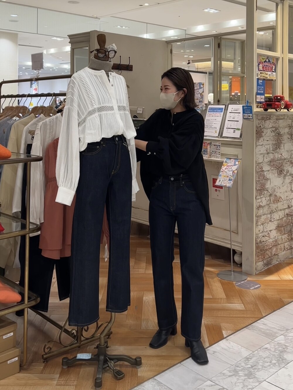 ブラック系のシャツ/ブラウス、ブルー系のデニムパンツを着用したレディースの冬コーディネートの4枚目の写真