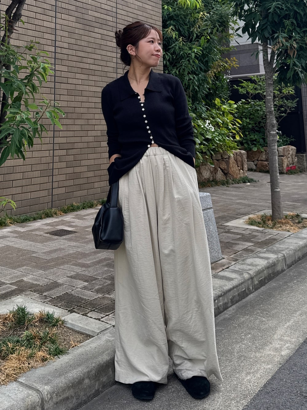 ホワイト系のその他パンツ、ブラック系のニット/セーターを着用したレディースの秋コーディネートの7枚目の写真