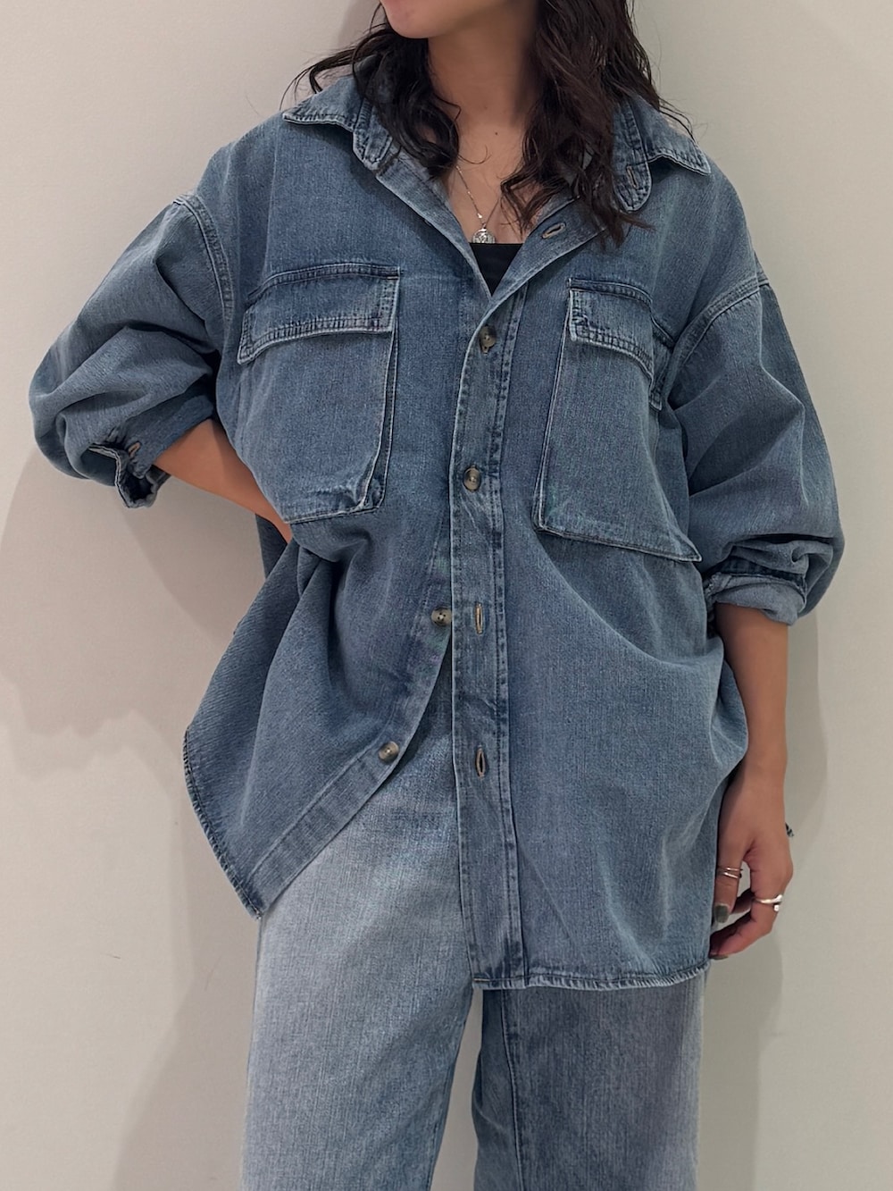 ブルー系のデニムパンツ、ブルー系のシャツ/ブラウスを着用したレディースの秋コーディネートの7枚目の写真