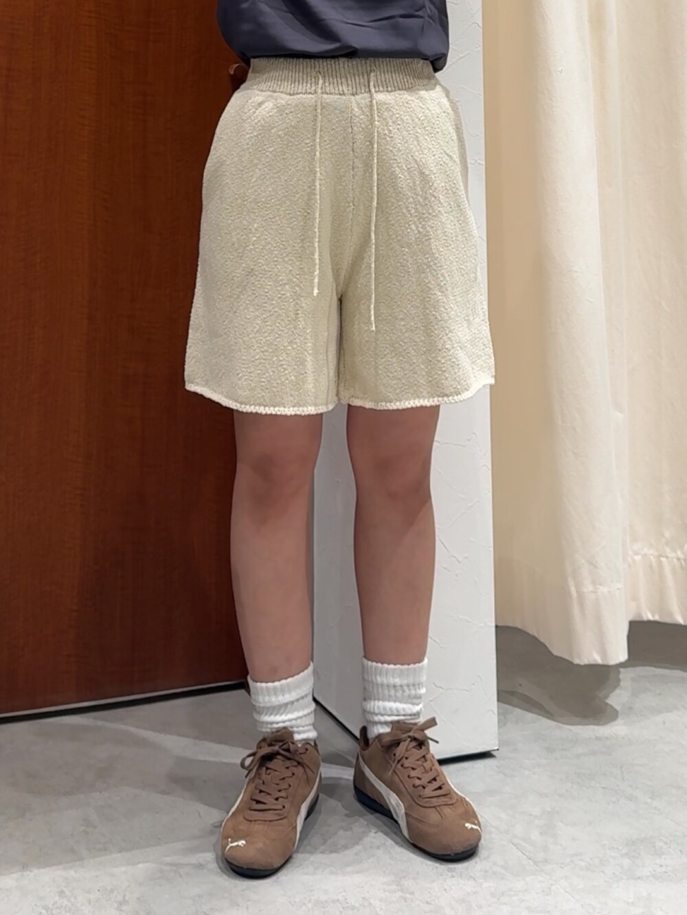 グレー系のタンクトップ、ホワイト系のその他パンツ、ピンク系のトートバッグを着用したレディースの春コーディネートの9枚目の写真