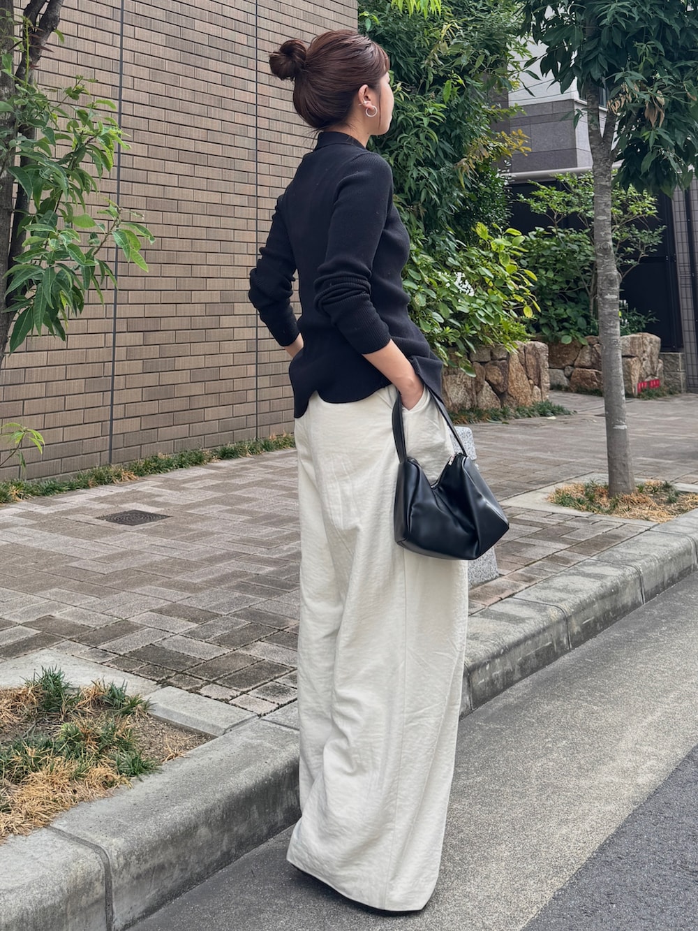 ホワイト系のその他パンツ、ブラック系のニット/セーターを着用したレディースの秋コーディネートの3枚目の写真