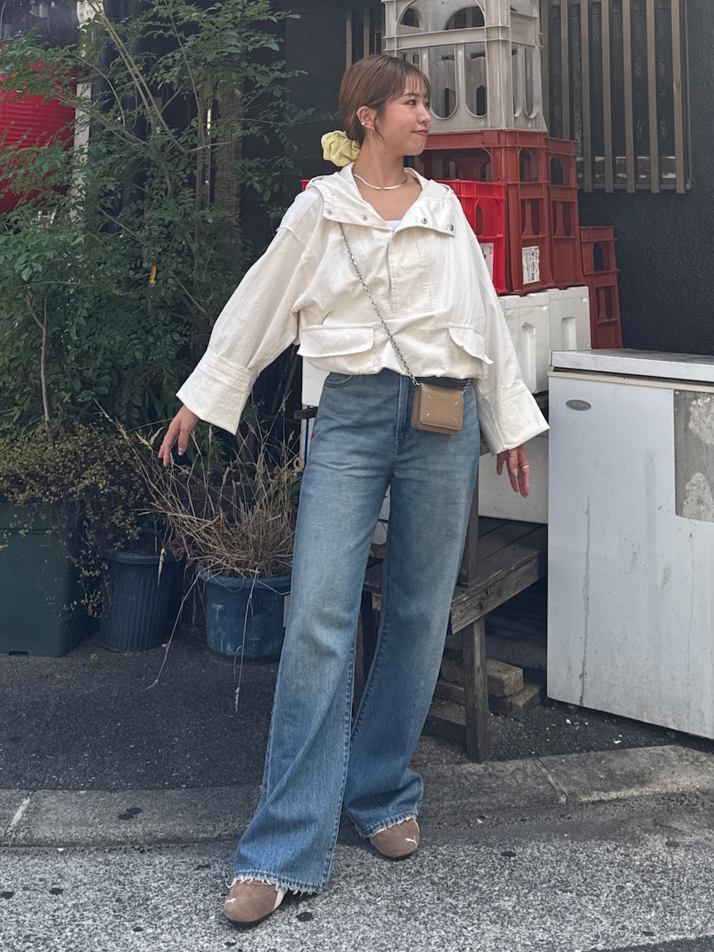 「デニム、シンプルコーデ、きれいめカジュアル、韓国ファッション、お出かけコーデ、女子会、休日スタイル、着回しコーデ、オトナカジュアル、リーバイス、Levi's、秋コーデ、スニーカー、Ungrid、アングリッド」｜「Ungridの【Ca】FAITH MILLS別注シュシュ（その他雑貨、イエロー系）」を使った、瀬川百花さん（レディース・156cm）の夏コーディネートの6枚目の写真