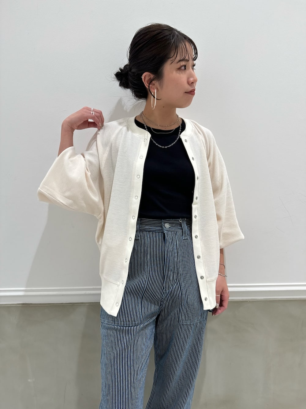 その他のデニムパンツ、ホワイト系のカーディガン/ボレロを着用したレディースの冬コーディネートの8枚目の写真