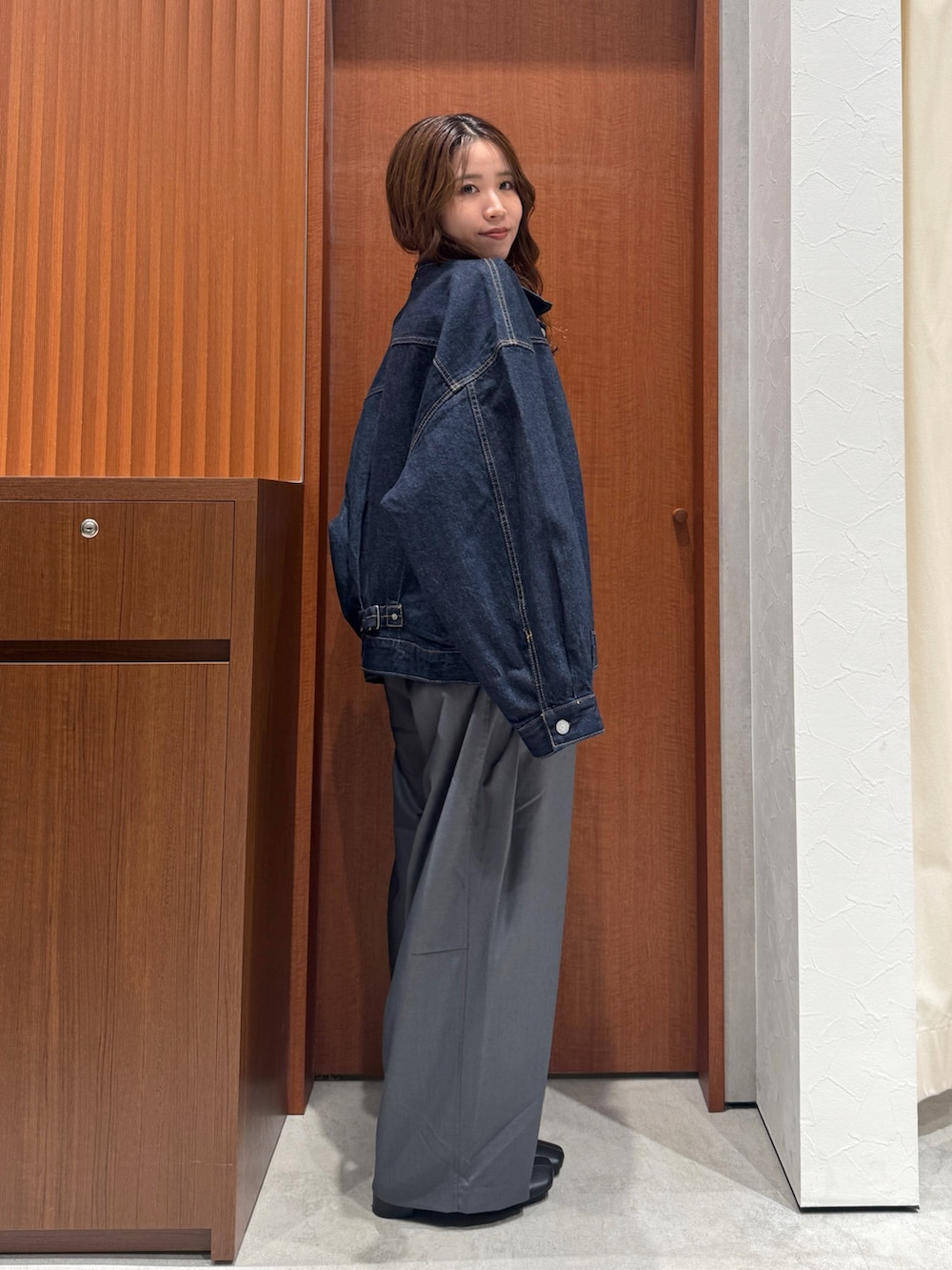 グレー系のその他パンツ、ブルー系のニット/セーター、ブルー系のデニムジャケットを着用したレディースの秋コーディネートの3枚目の写真