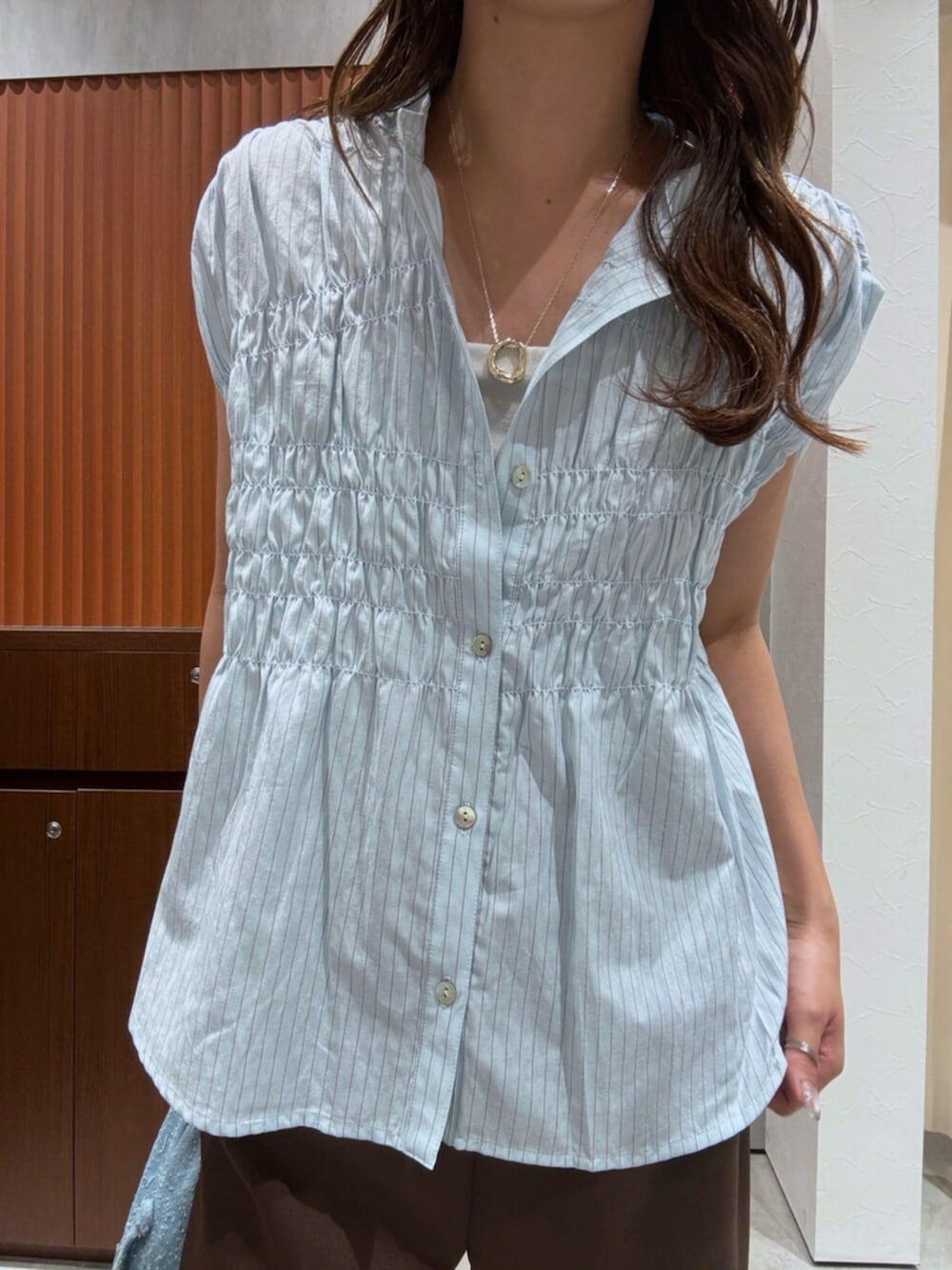 その他のサンダル、ブラウン系のその他パンツ、ブルー系のハンドバッグを着用したレディースの夏コーディネートの8枚目の写真
