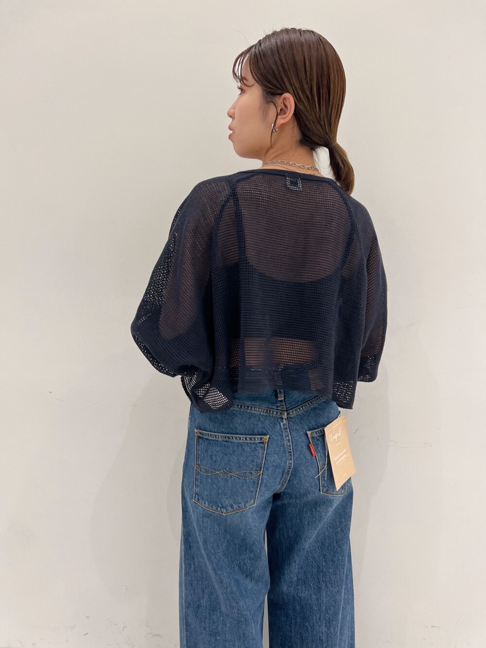グレー系のTシャツ/カットソー、ホワイト系のサンダルを着用したレディースの夏コーディネートの7枚目の写真