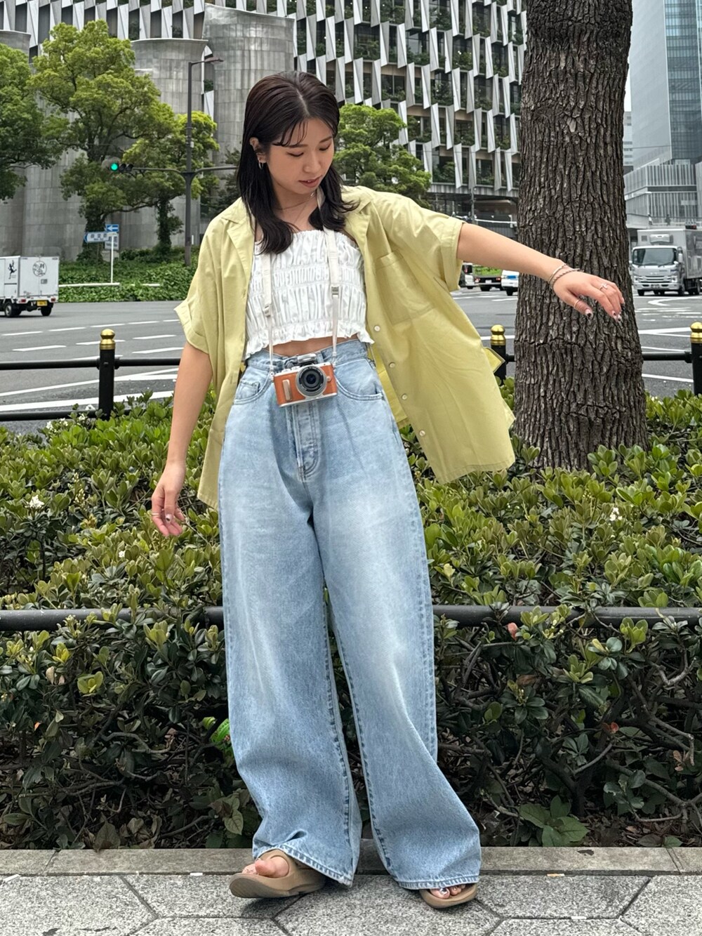 ホワイト系のシャツ/ブラウス、グリーン系のシャツ/ブラウス、ブルー系のデニムパンツを着用したレディースの春コーディネートの5枚目の写真