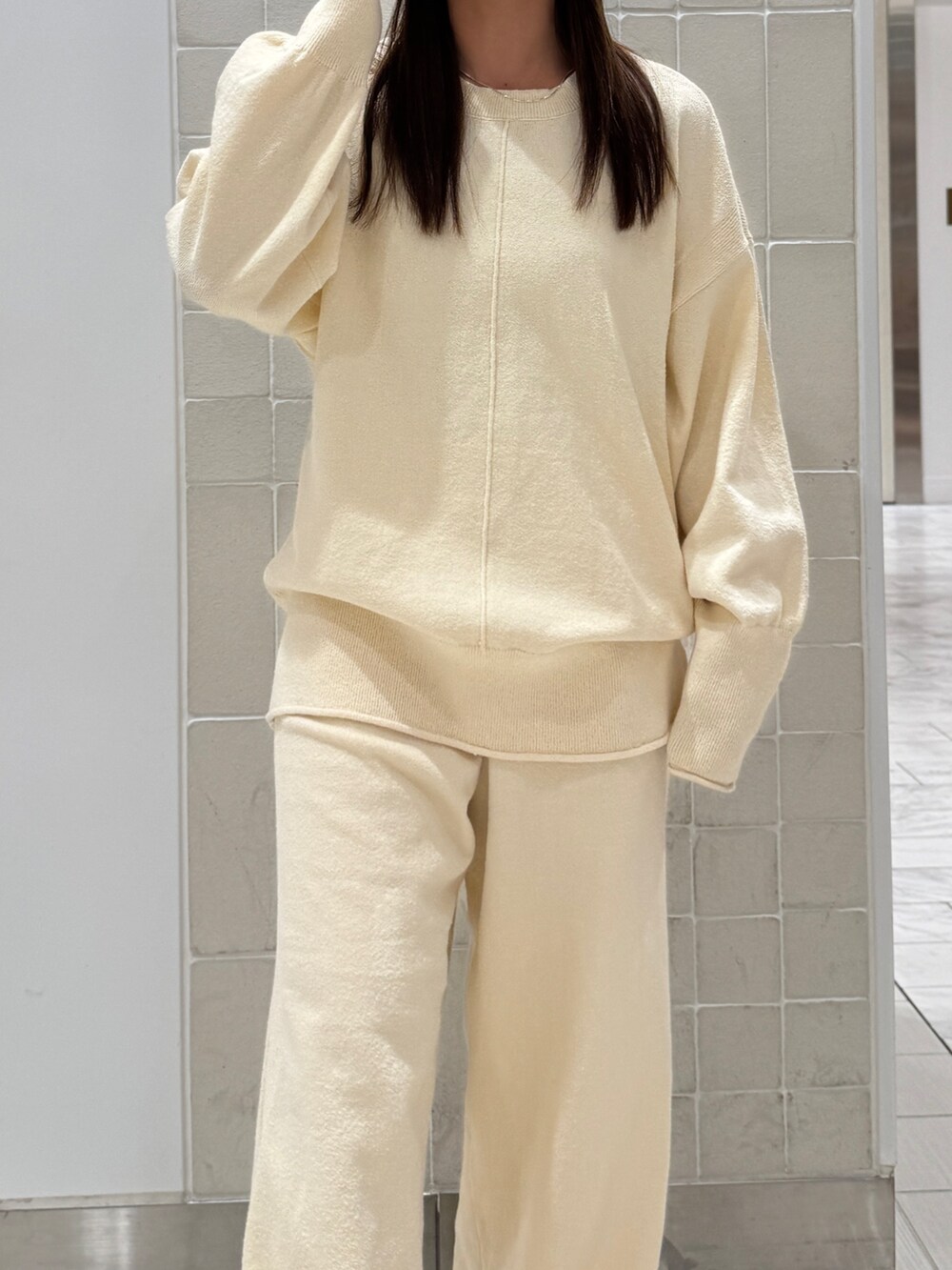 ホワイト系のニット/セーター、ホワイト系のその他パンツ、ブルー系のシャツ/ブラウスを着用したレディースの冬コーディネートの9枚目の写真