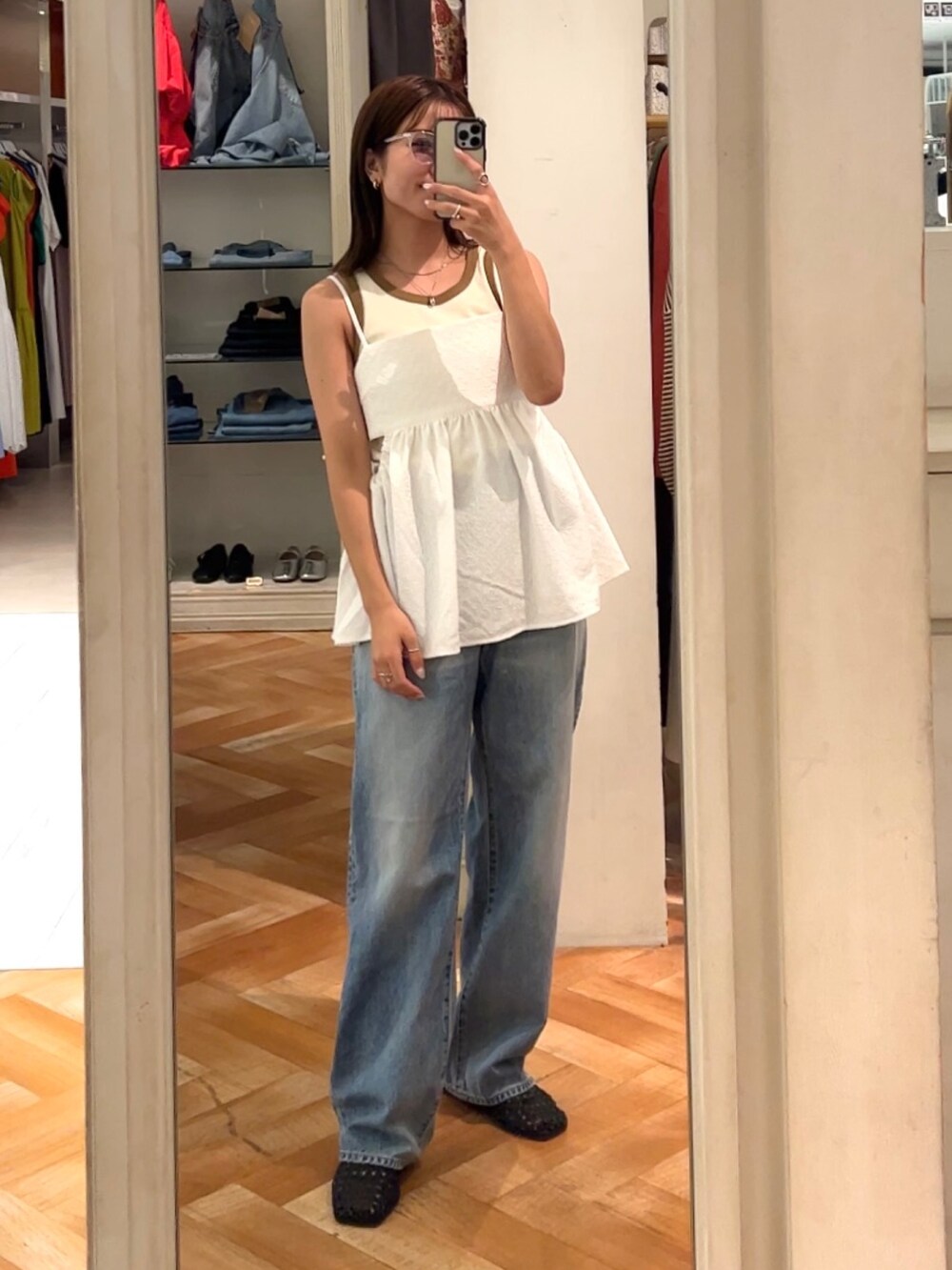 ホワイト系のキャミソール、ブルー系のデニムパンツ、ホワイト系のTシャツ/カットソーを着用したレディースの夏コーディネートの5枚目の写真